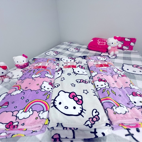 🚨🥳BNWT HELLO KITTY VIRAL BLANKETS SELLING IN BUNDLE AND OR INDIVIDUALLY!! 🥳🚨 - Picture 2 of 4